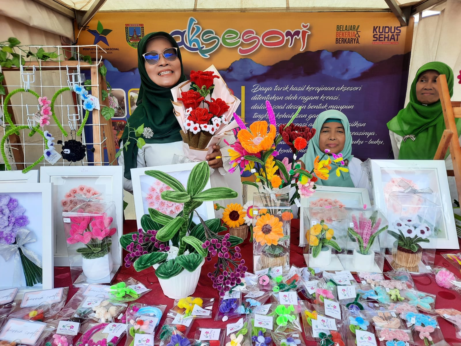 KREATIF: Peserta pelatihan Piper Cleaner menunjukkan produknya saat pameran di halaman Gedung Perpustakaan Daerah baru-baru ini. (INDAH SUSANTI/RADAR PATI)