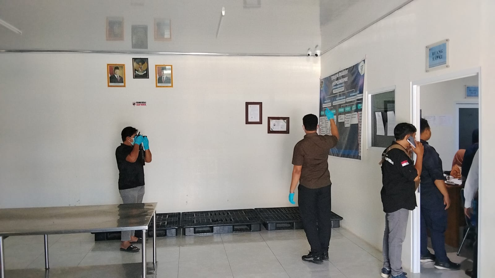 INVESTIGASI: Tim gabungan melakukan PE dan investigasi di SPPG Pulongrambe Kecamatan Tawangharjo, Grobogan. (INTAN MAYLANI SABRINA/RADAR PATI)