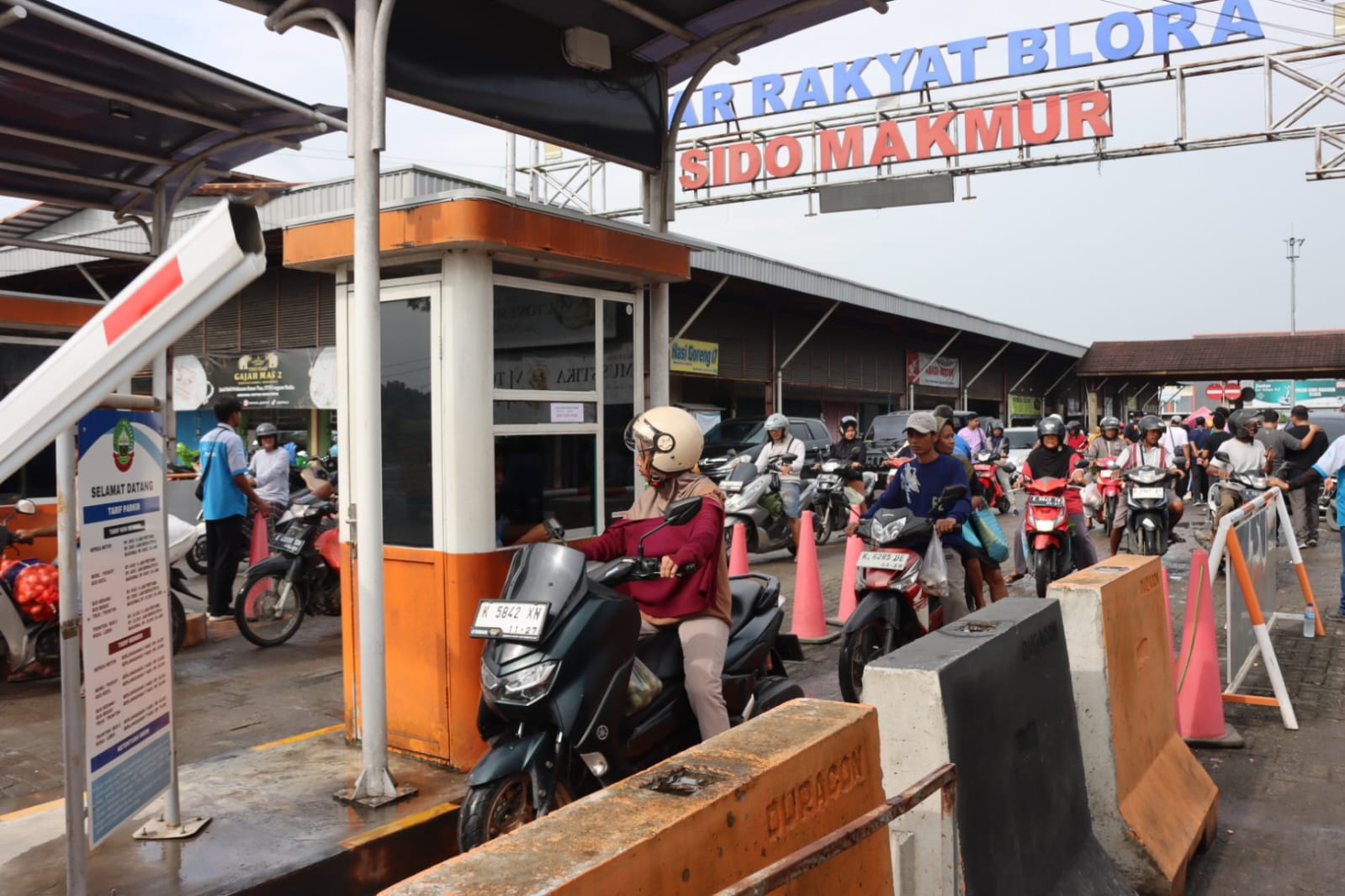 ANTRI: Pengendara mengantre di depan pintu e-parkir di Pasar Sidomakmur.  (EKO SANTOSO/RADAR PATI)