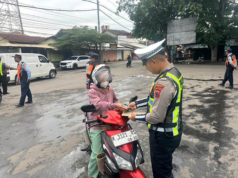 DICEGAT: Personel Polresta Pati memberhentikan kendaraan di depan Terminal Kembang Joyo Pati belum lama ini. (ANDRE FAIDHIL FALAH/RADAR PATI)  &nbsp;