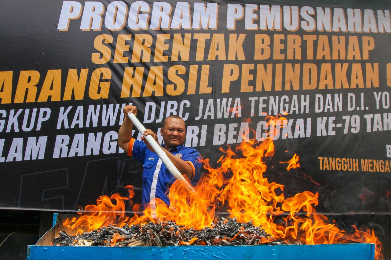 TAK TERCAPAI: Petugas memusnahkan rokok ilegal di Kantor bea cukai Kudus. (GALIH ERLAMBANG W/ RADAR PATI)