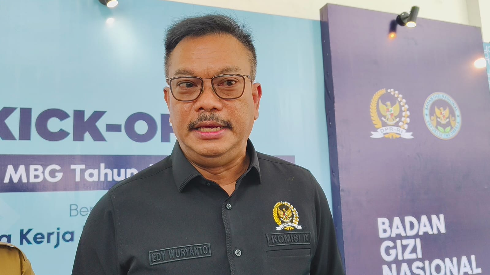 SOSIALISASI : Anggota DPR RI Komisi IX Edy Wuryanto menyampaikan sosialisasi MBG di Purwodadi, Selasa (2/2). (SIROJUL MUNIR/RADAR PATI)