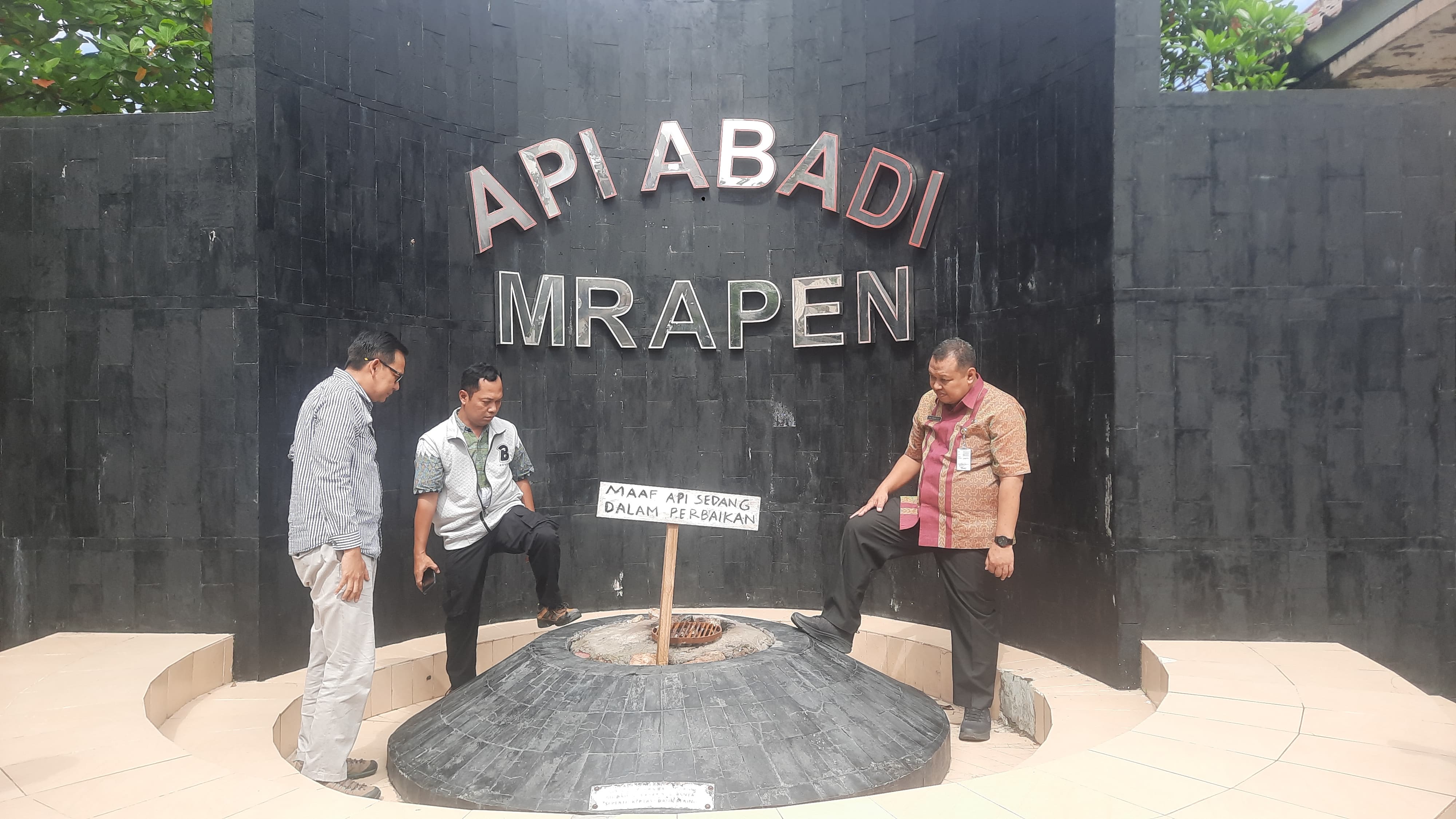 PENGECEKAN: Dinas ESDM dan Dispora Provinsi Jateng saat mengecek sumber padamnya Api Mrapen di Desa Manggarmas Kecamatan Godong.