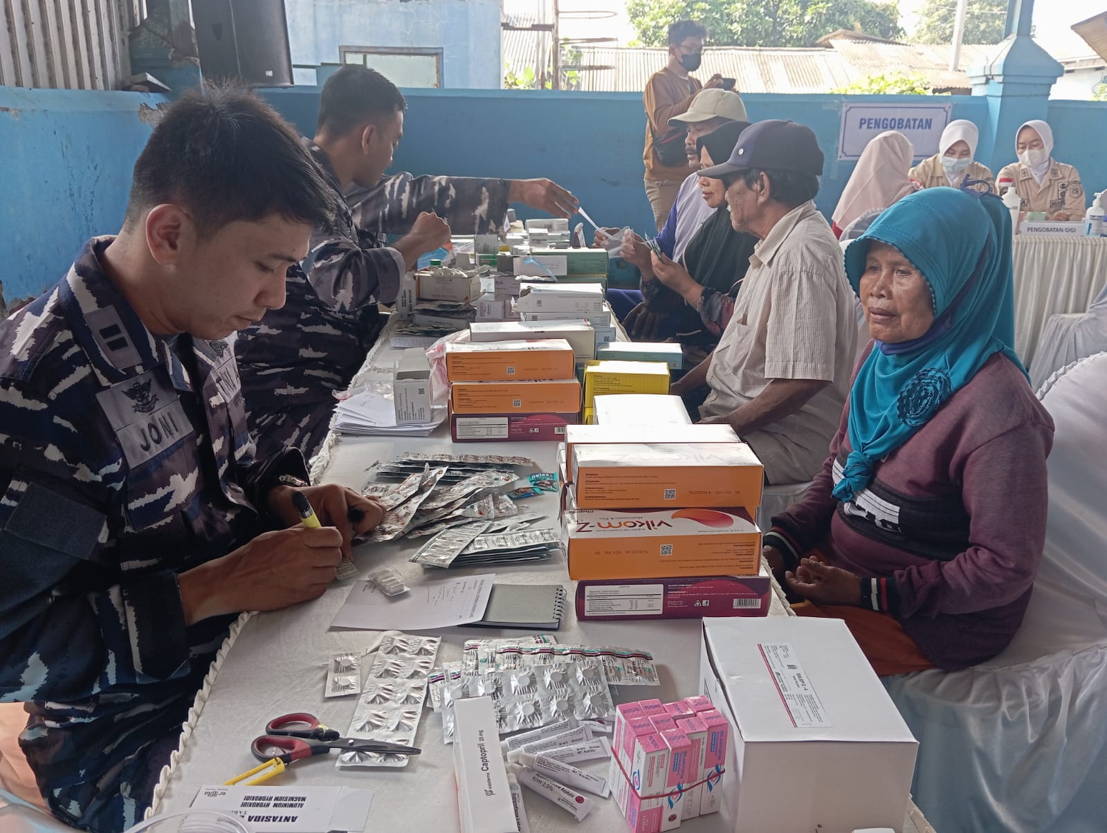 Warga memerlukan  pelayanan kesehatan  pasca banjir yang melanda sebagian besar masyarakat Pati. (ACHMAD ULIL ALBAB/RADAR KUDUS)