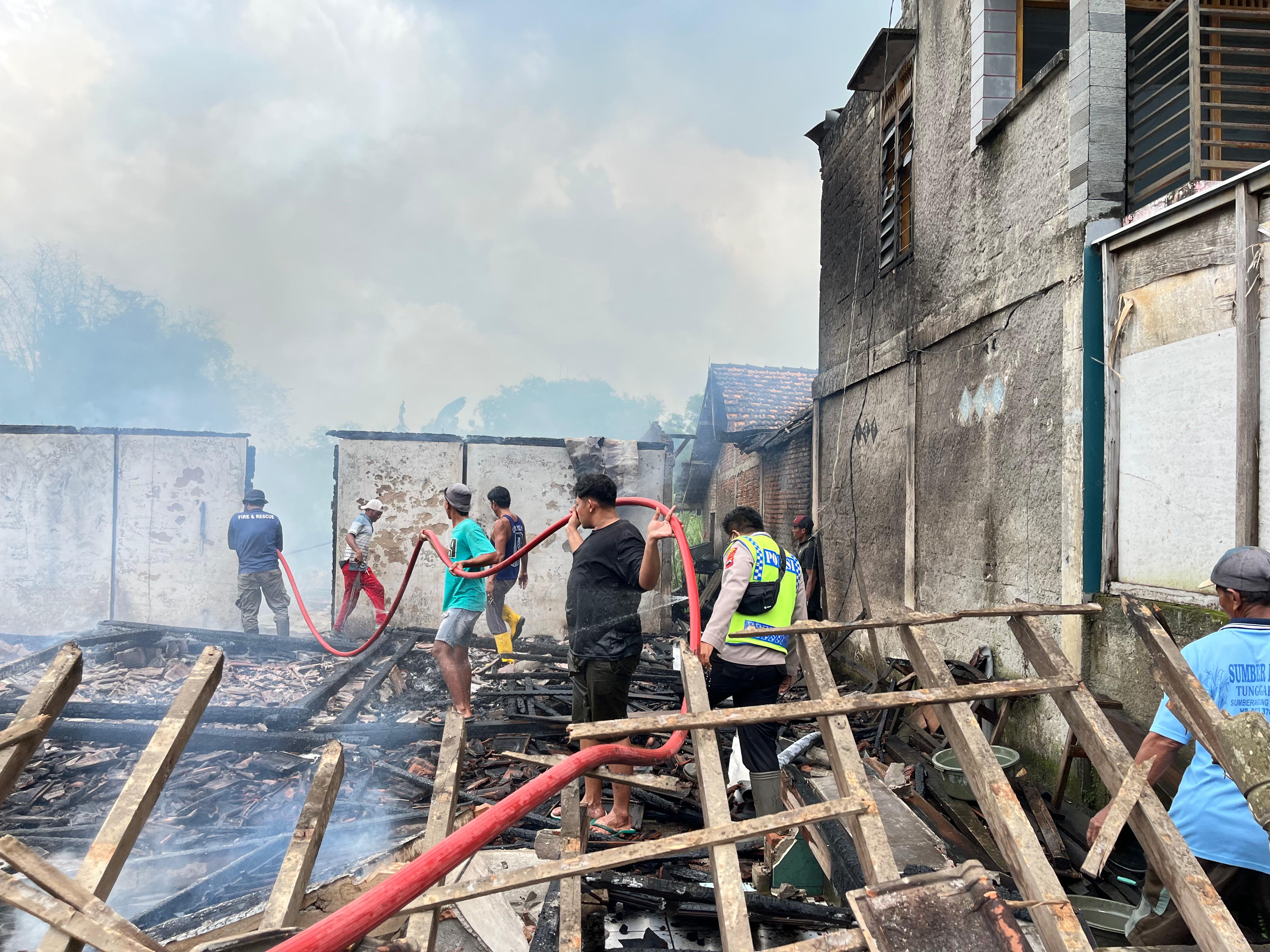Proses pemadaman kebakaran rumah di Sumberagung Jaken Pati diduga dibakar oleh keluarga sendiri. (POLRESTA PATI)