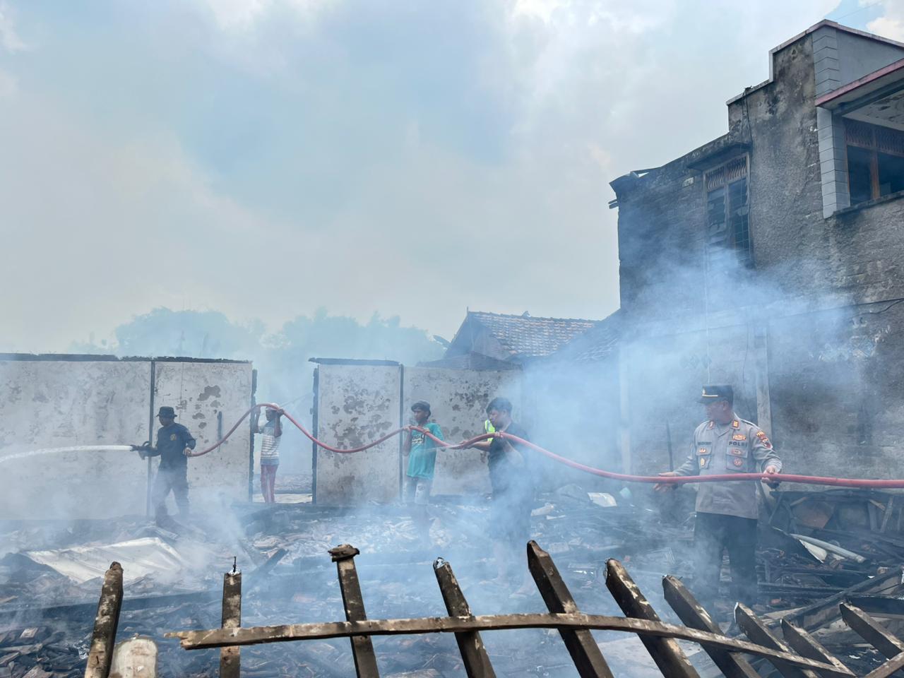 Kondisi rumah terbakar di Desa Sumberagung, Kecamatan Jaken, Kabupaten Pati akibat dibakar anak sendiri. (ACHMAD ULIL ALBAB/RADAR KUDUS)