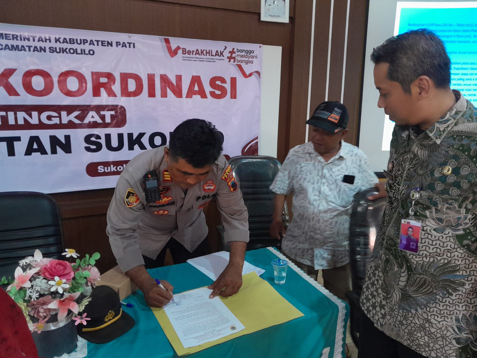 Penandatanganan kesepakatan dalam Rakorcam Sukolilo untuk mengantisipasi gangguan kamtibmas selama bulan puasa. (POLSEK SUKOLILO)