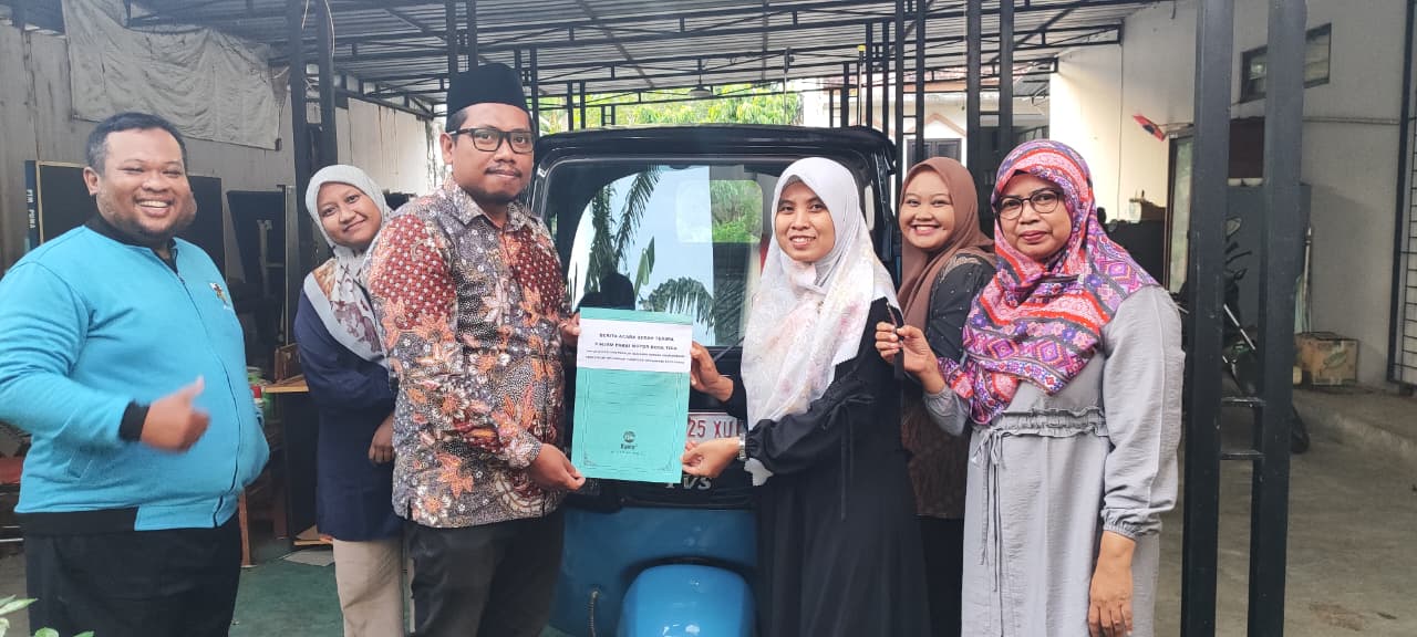 Sekretaris Kelurahan Purwosari Gunawan menyerahkan bantuan motor tiga roda ke Ketua Proklimasari.