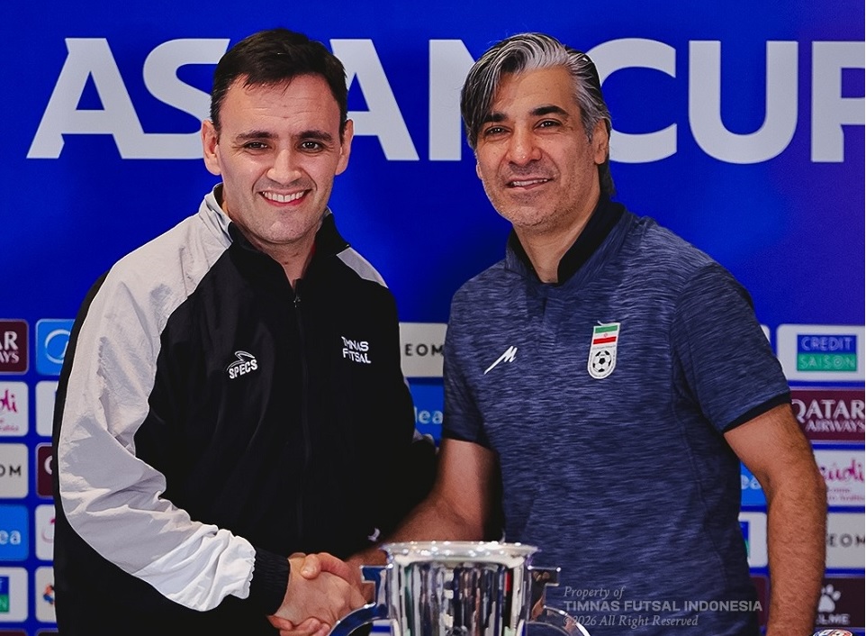 Pelatih timnas futsal Indonesia Hector Souto dan pelatih Iran Vahid Shamsaei.