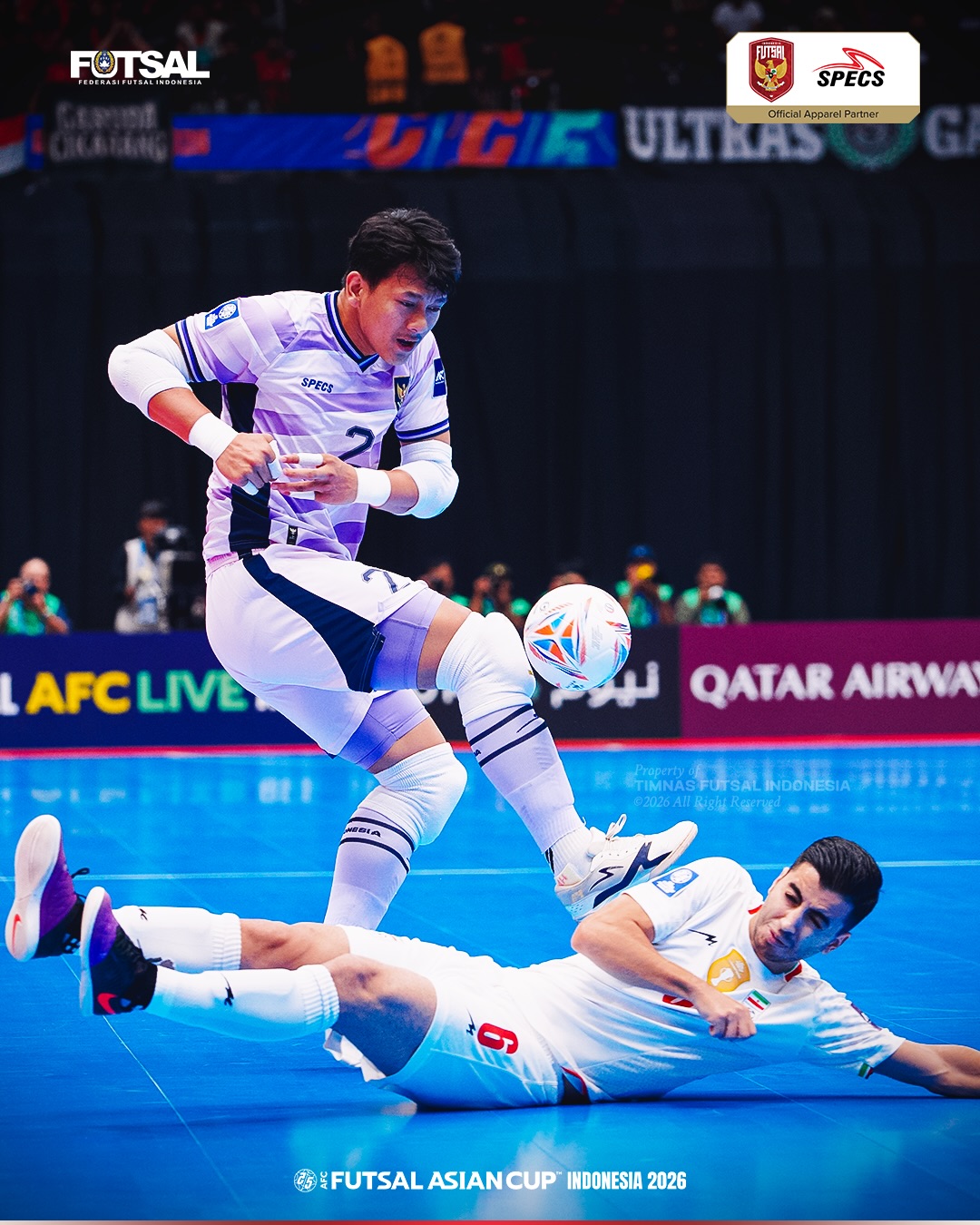 Kiper timnas futsal Indonesia Ahmad Habibie (atas) halau bola. (IG @timnasfutsal)
