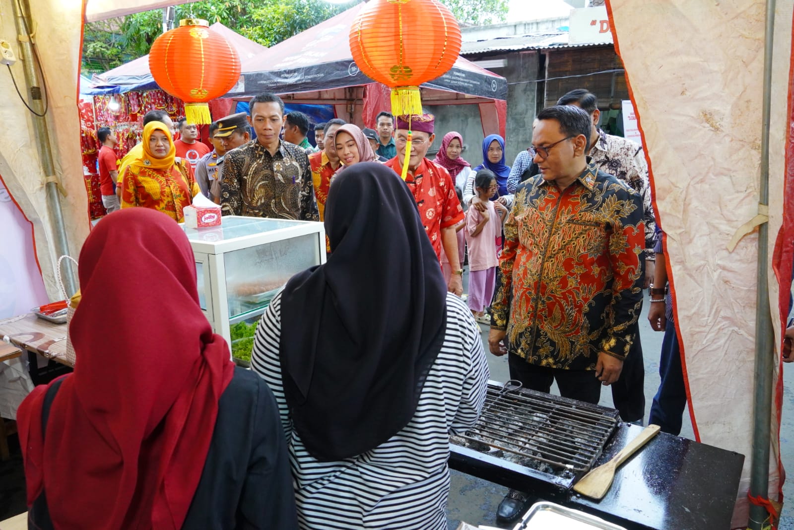 Plt Bupati Pati Risma Ardhi Chandra menyapa pedagang di Pasar Imlek Pati. (ACHMAD ULIL ALBAB/RADAR KUDUS)