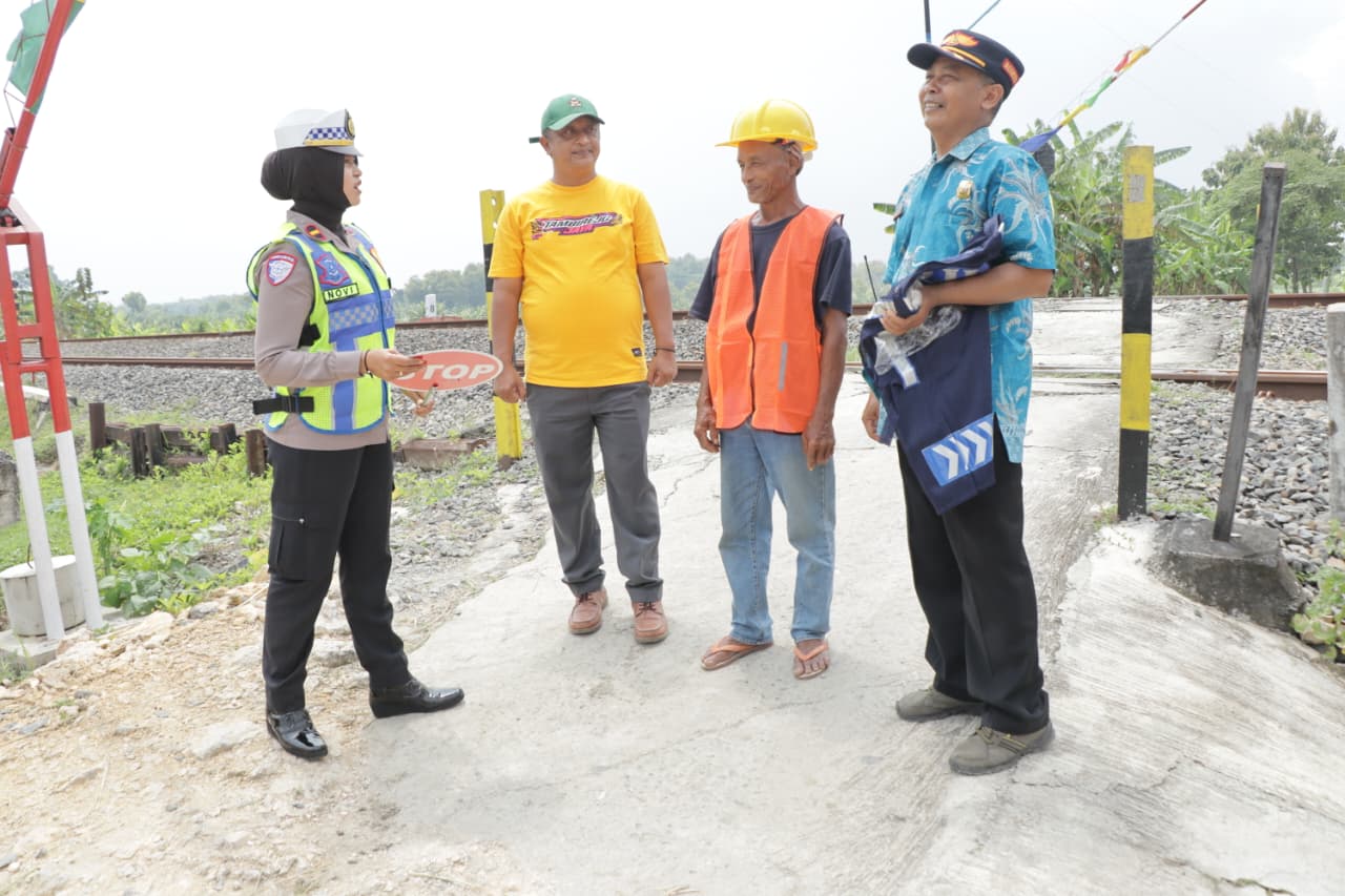 INSPEKSI: Satlantas dan Dishub Grobogan saat meninjau perlintasan sebidang di Desa Tambirejo Kecamatan Toroh.