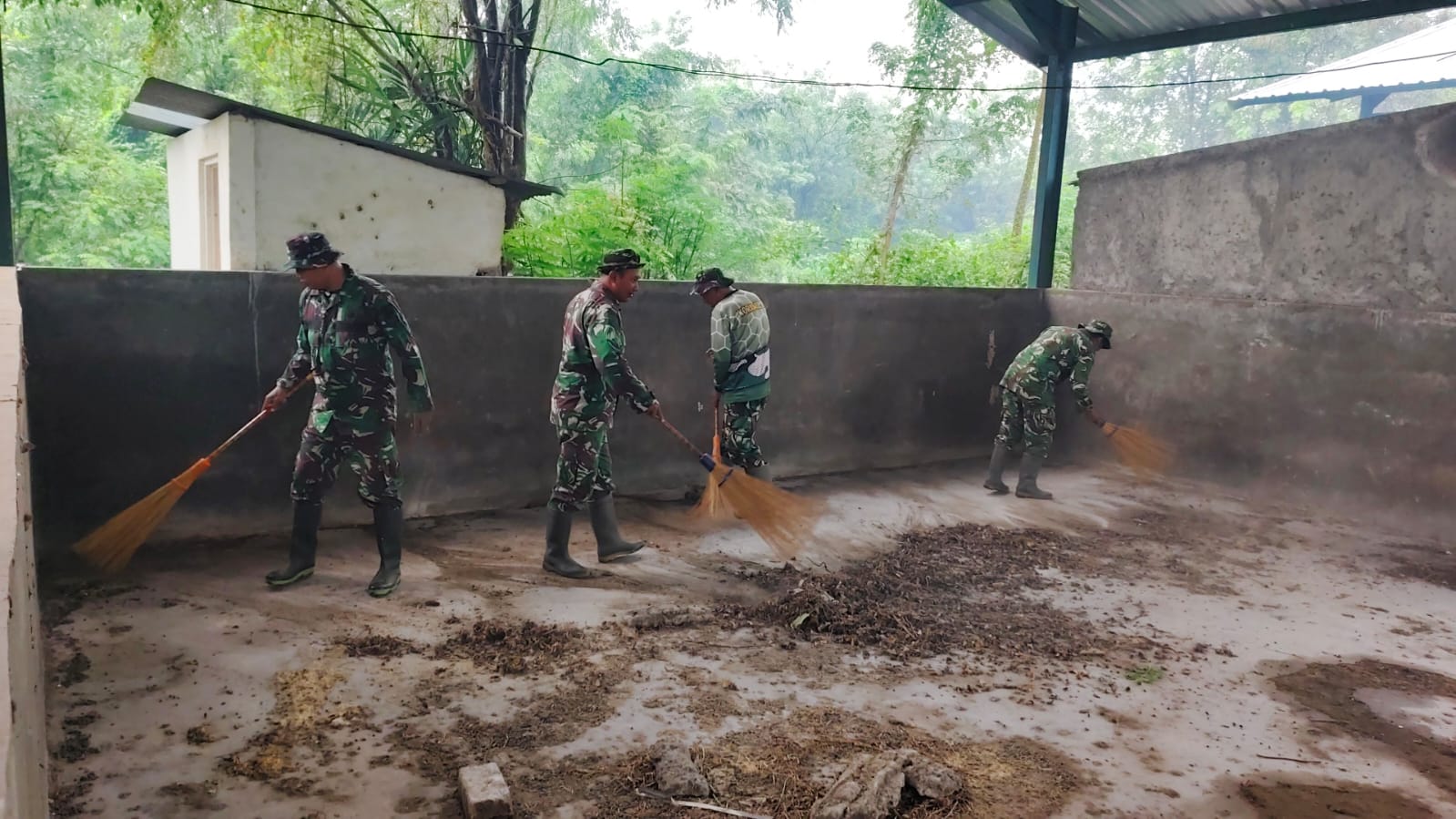 DIBERSIHKAN: TNI Kodim 0717/Grobogan saat membersihkan lokasi marshalling area di Desa Mrisi Kecamatan Tanggungharjo, Grobogan.