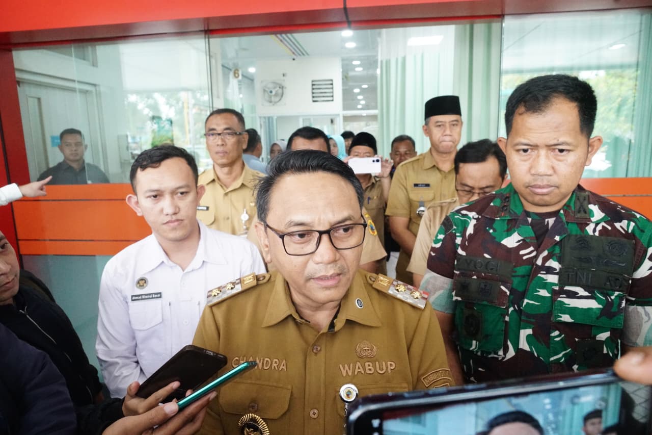 Plt Bupati Pati juga Ketua BGN Pati Risma Ardhi Chandra memberi keterangan mengenai keracunan di SMKN 4 Pati.