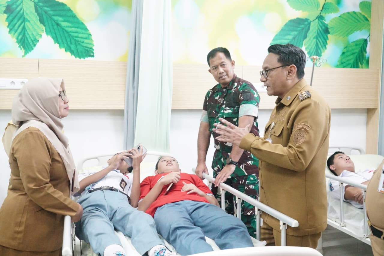 Plt Bupati Pati Risma Ardhi Chandra menjenguk korban keracunan MBG.