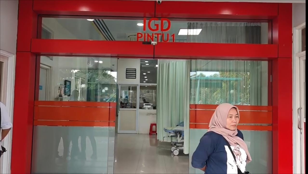 Siswa SMKN 4 Pati yang diduga keracunan MBG dilarikan ke IGD RS KSH Pati, Senin (9/2).