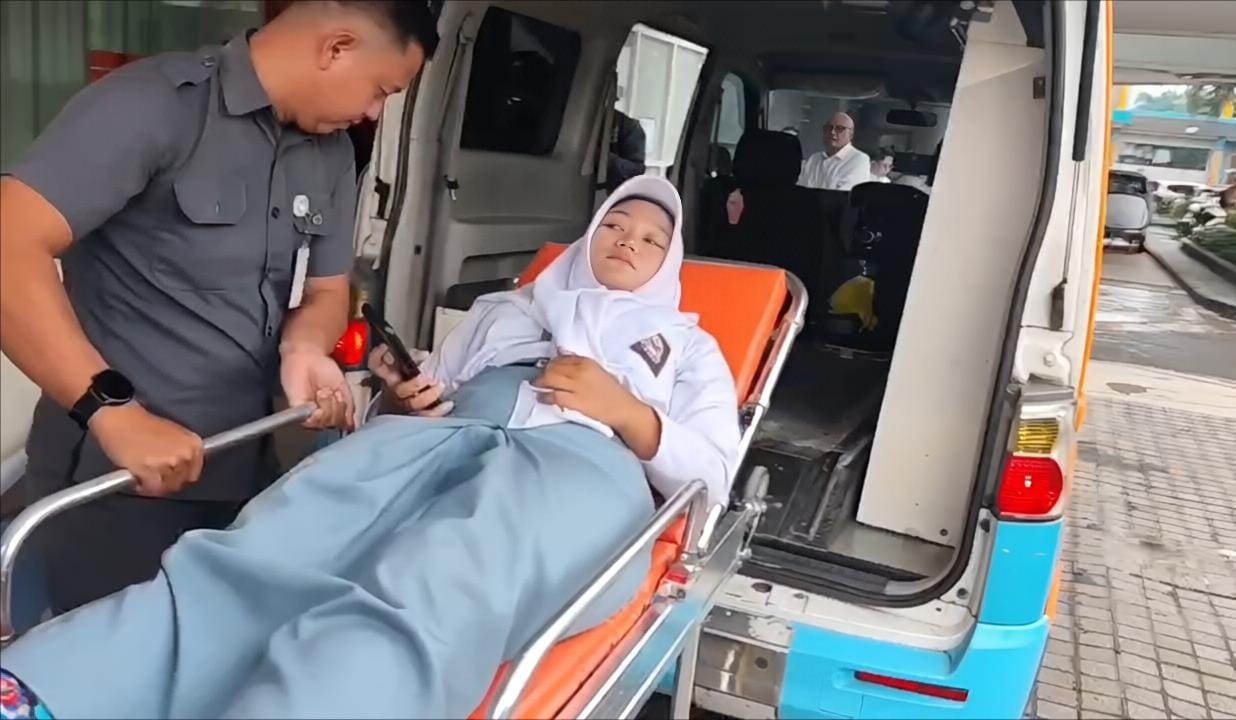 Sejumlah siswa SMKN 4 Pati dirawat di RS KSH usai diduga keracunan MBG, Senin (9/2).