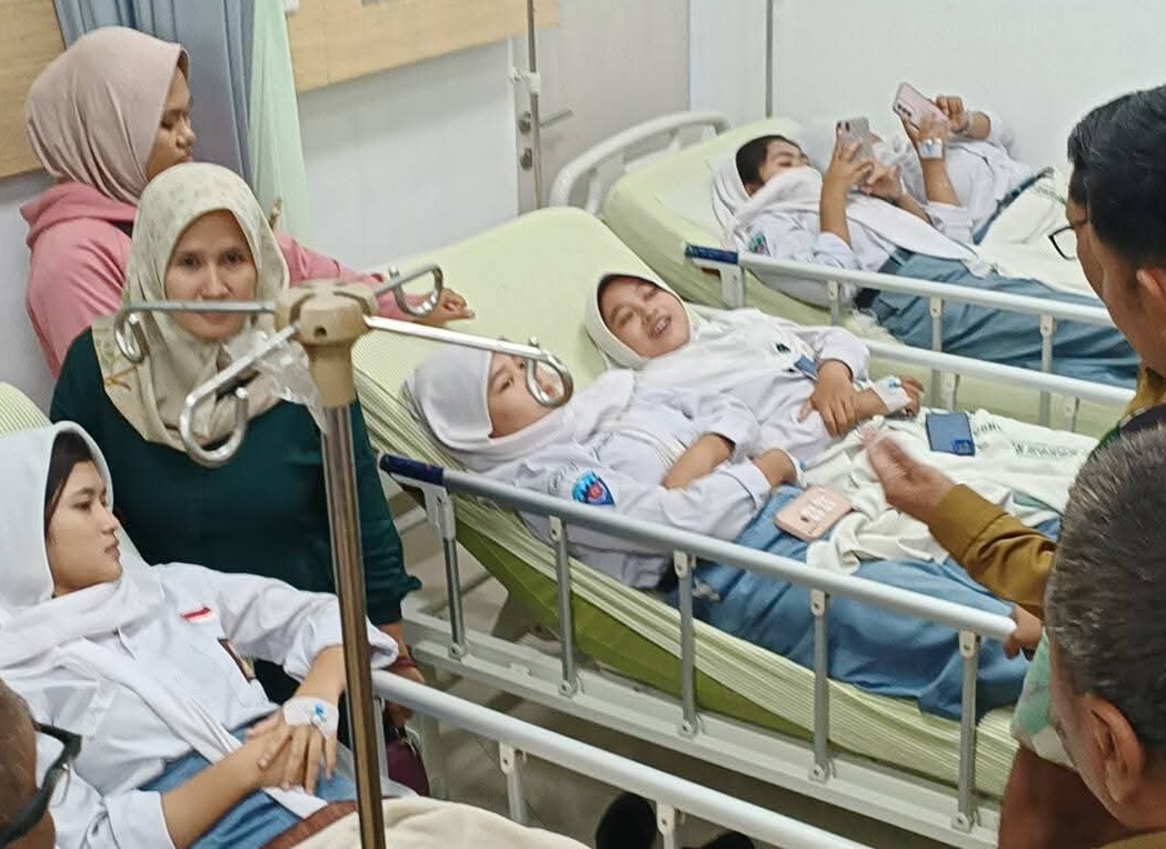 Kondisi sejumlah siswa SMKN 4 Pati yang dirawat di RS KSH usai diduga keracunan MBG, Senin (9/2).