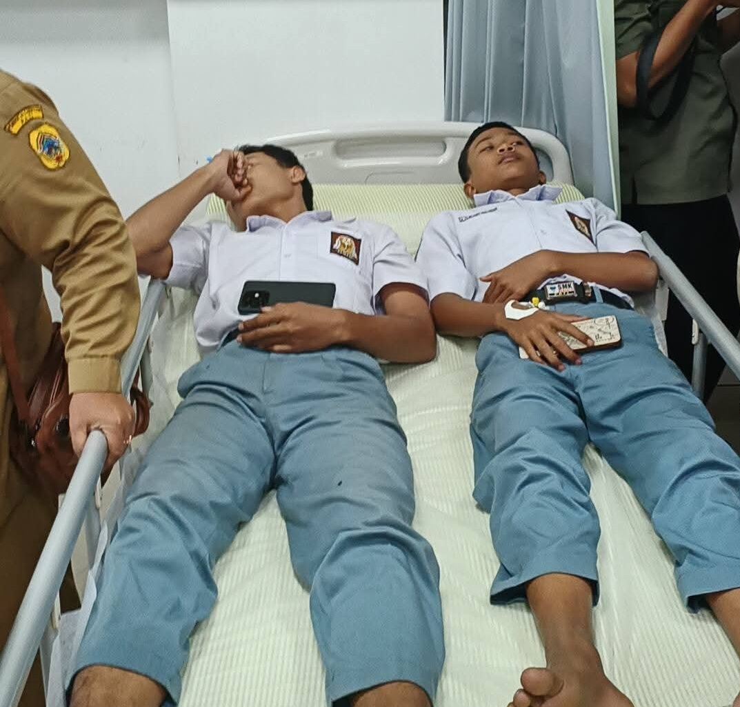 Sejumlah siswa SMKN 4 Pati dirawat di RS KSH usai diduga keracunan MBG, Senin (9/2).