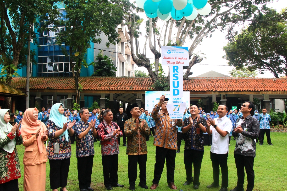 LAUNCHING:&nbsp;Wakil Bupati Gus Hanies bersama forkompimda serta direktur dan manajemen RSUD dr R Soetrasno melepas balon peresmian poliklinik kemarin. (WISNU AJI/RADAR PATI)