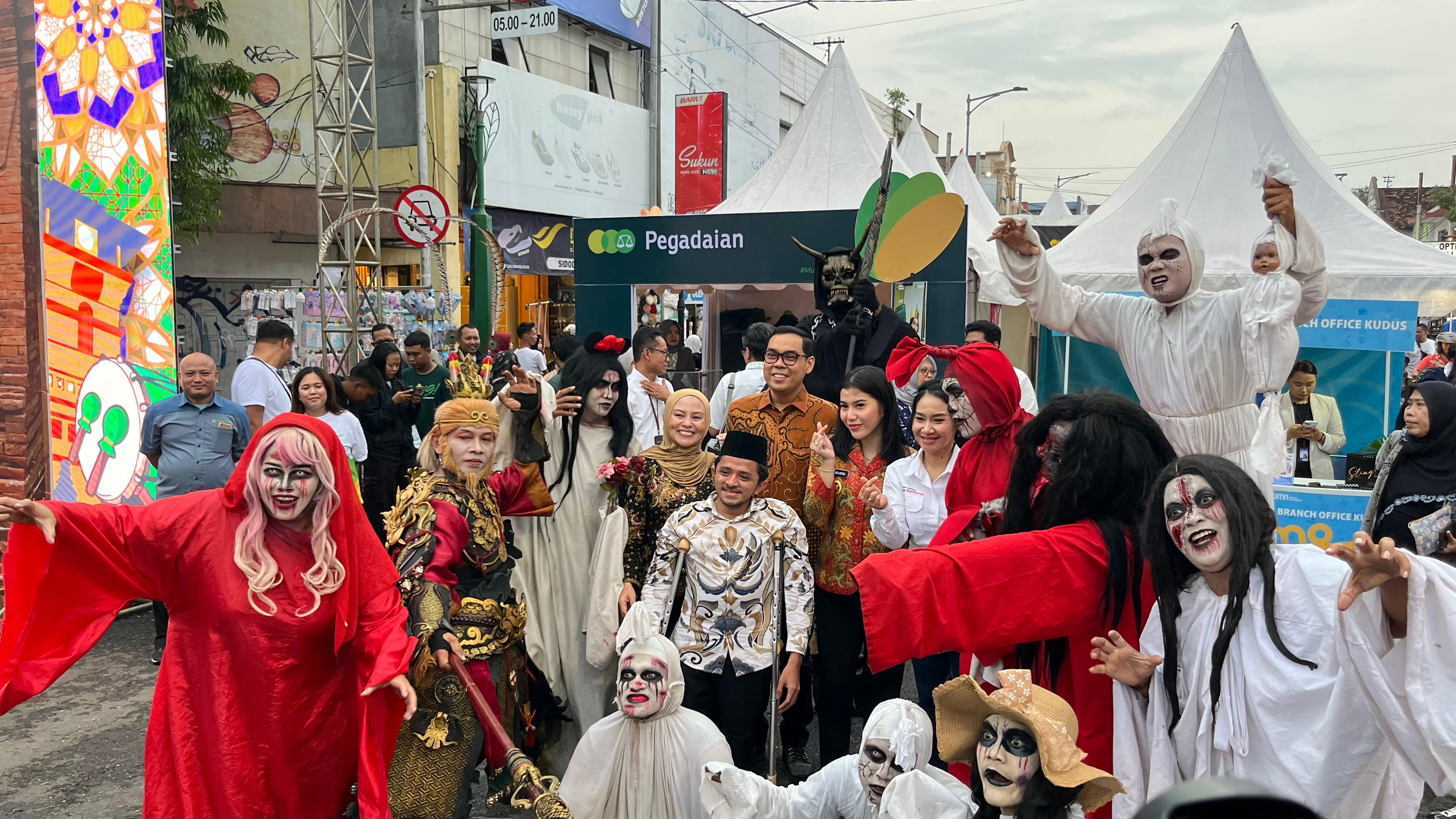 RESMIKAN DANDANGAN: Wabup Kudus Bellinda bersama Ketua TP PKK Kudus dan jajarannya foto bersama orang-orang yang cosplay hantu.(DINAS KOMINFO UNTUK RADAR PATI)