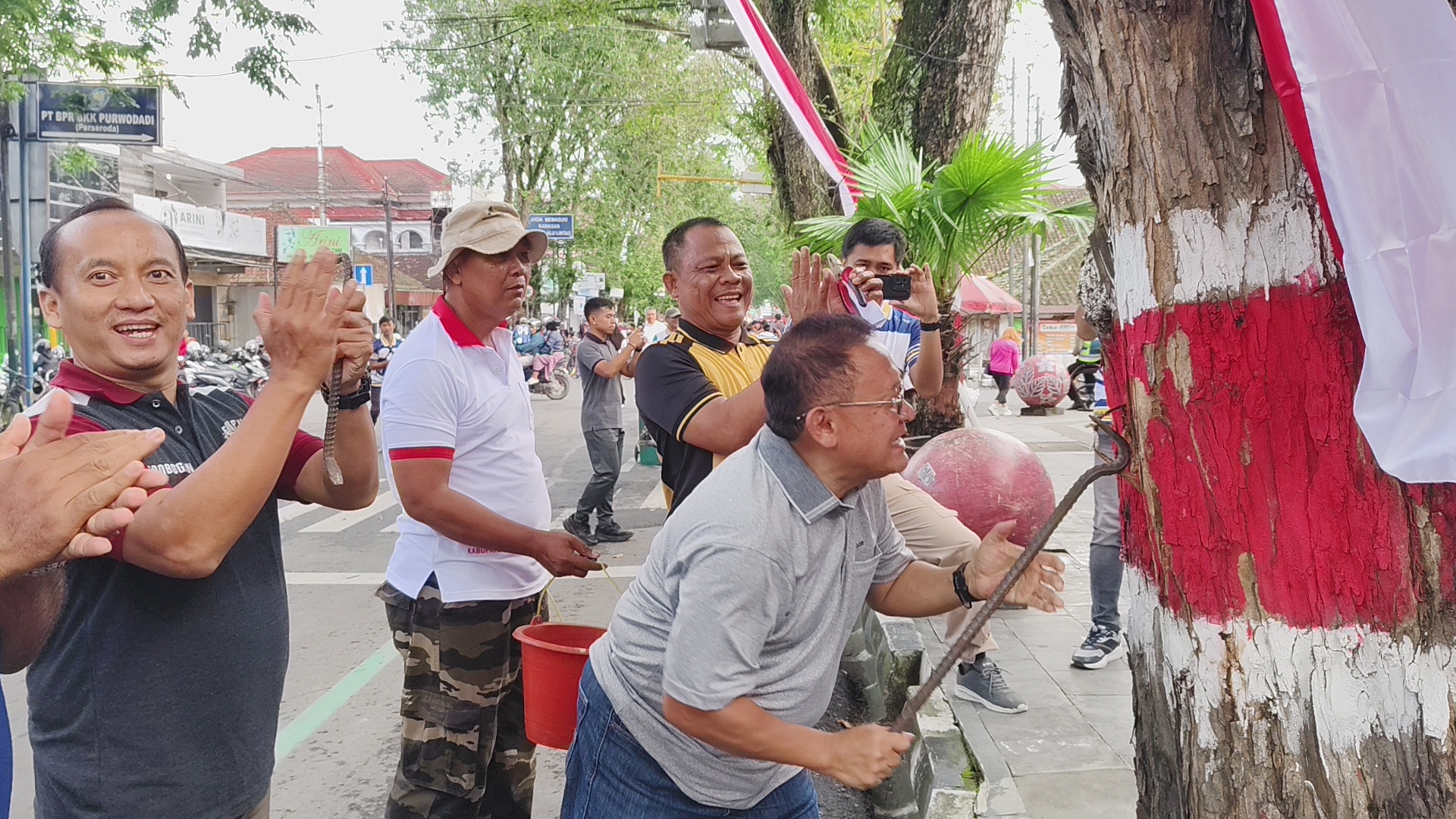 CABUT PAKU: Wabup Grobogan Sugeng Prasetyo bersama pejabat lainnya mencabuti paku di pohon-pohon di Jalan R Soeprapto. (SIROJUL MUNIR/RADAR PATI)