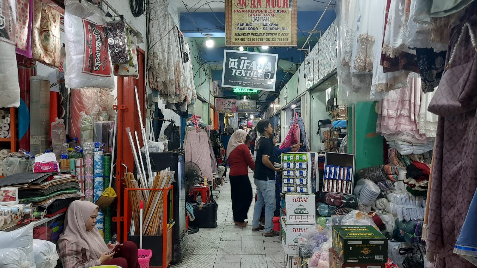 BELANJA: Pelayan pasar menunggu konsumen membeli dagangannya. Suasa pasar terlihat sepi. (INDAH SUSANTI/RADAR PATI)