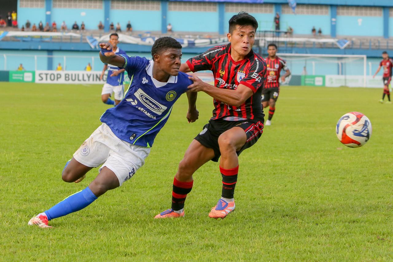 KERJA KERAS: Pemain Persiku Hugo Samir (kiri) berusaha melewati pemain Persipura. (GALIH ERLAMBANG W/ RADAR PATI)