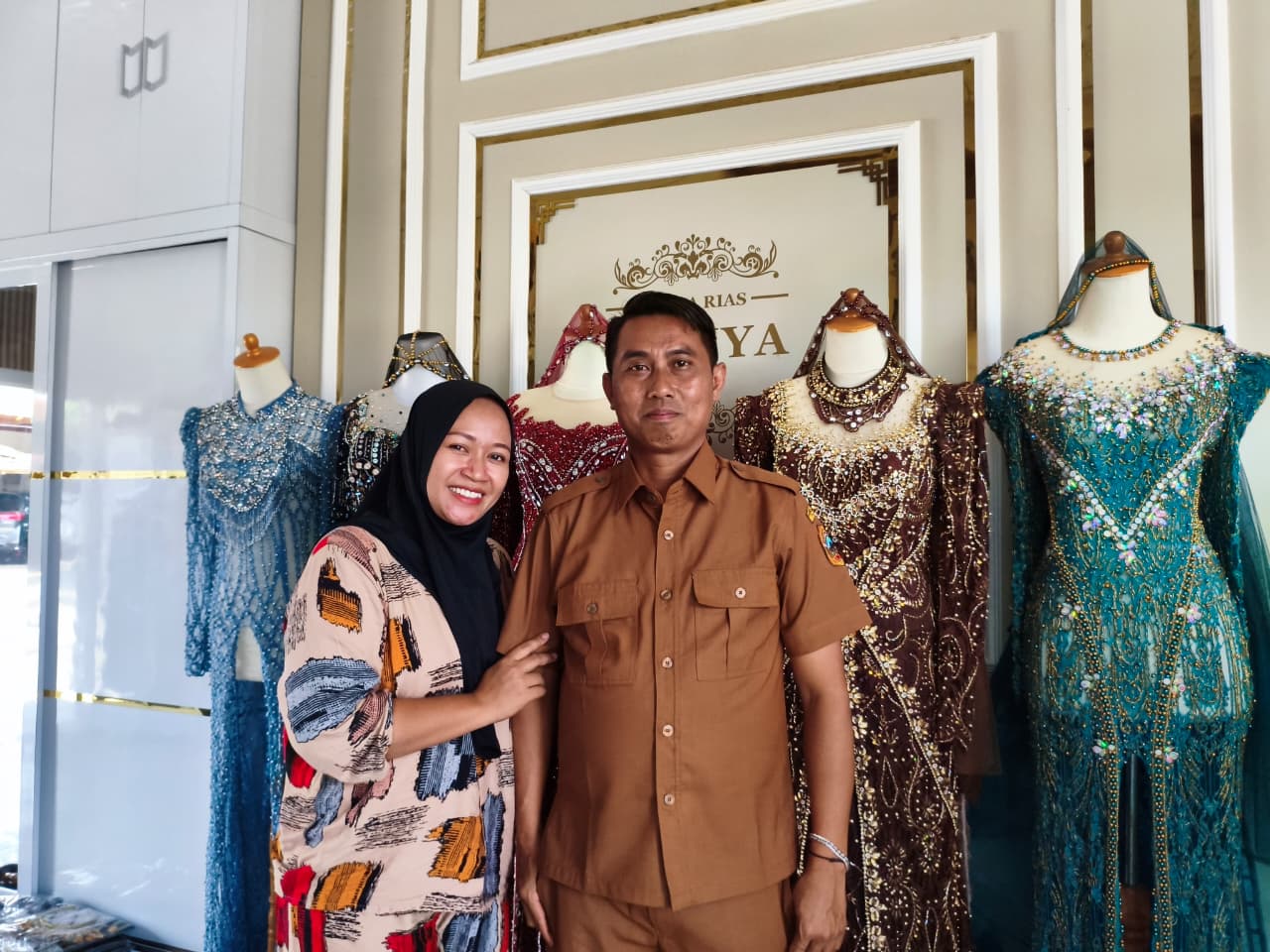 Sugiarto bersama istrinya Siti Rukayah di tokonya Griya Cariya Desa Sugihrejo Kecamatan Gabus Pati. (ACHMAD ULIL ALBAB/RADAR KUDUS)
