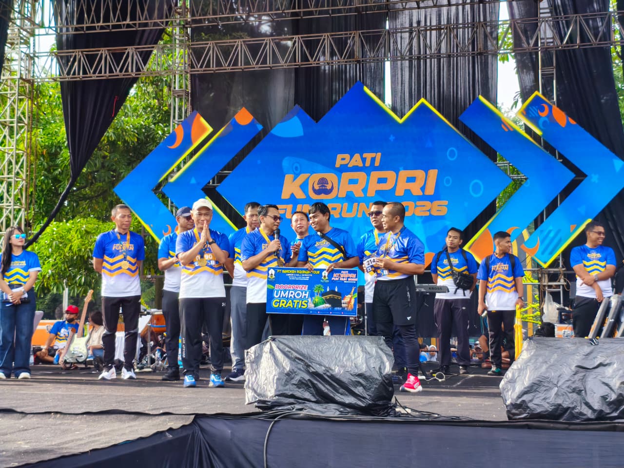 Penyerahan hadiah umroh dalam event KORPRI Pati Fun Run 2026.