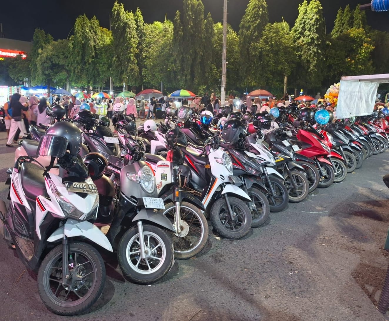 TARIF NAIK: Sejumlah motor pengunjung berjejer parkir di area Dandangan. (ANDIKA TRISNA/RADAR PATI)