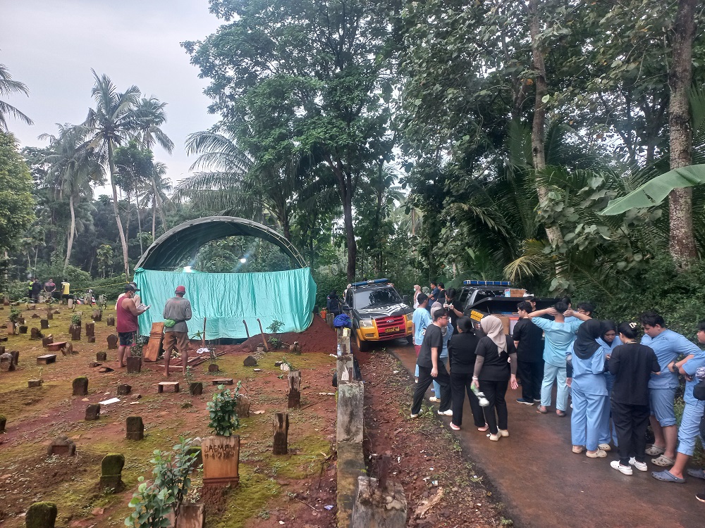 Polda Jateng membongkar makam korban akibat miras oplosan untuk otopsi. (FIKRI T/RADAR PATI)