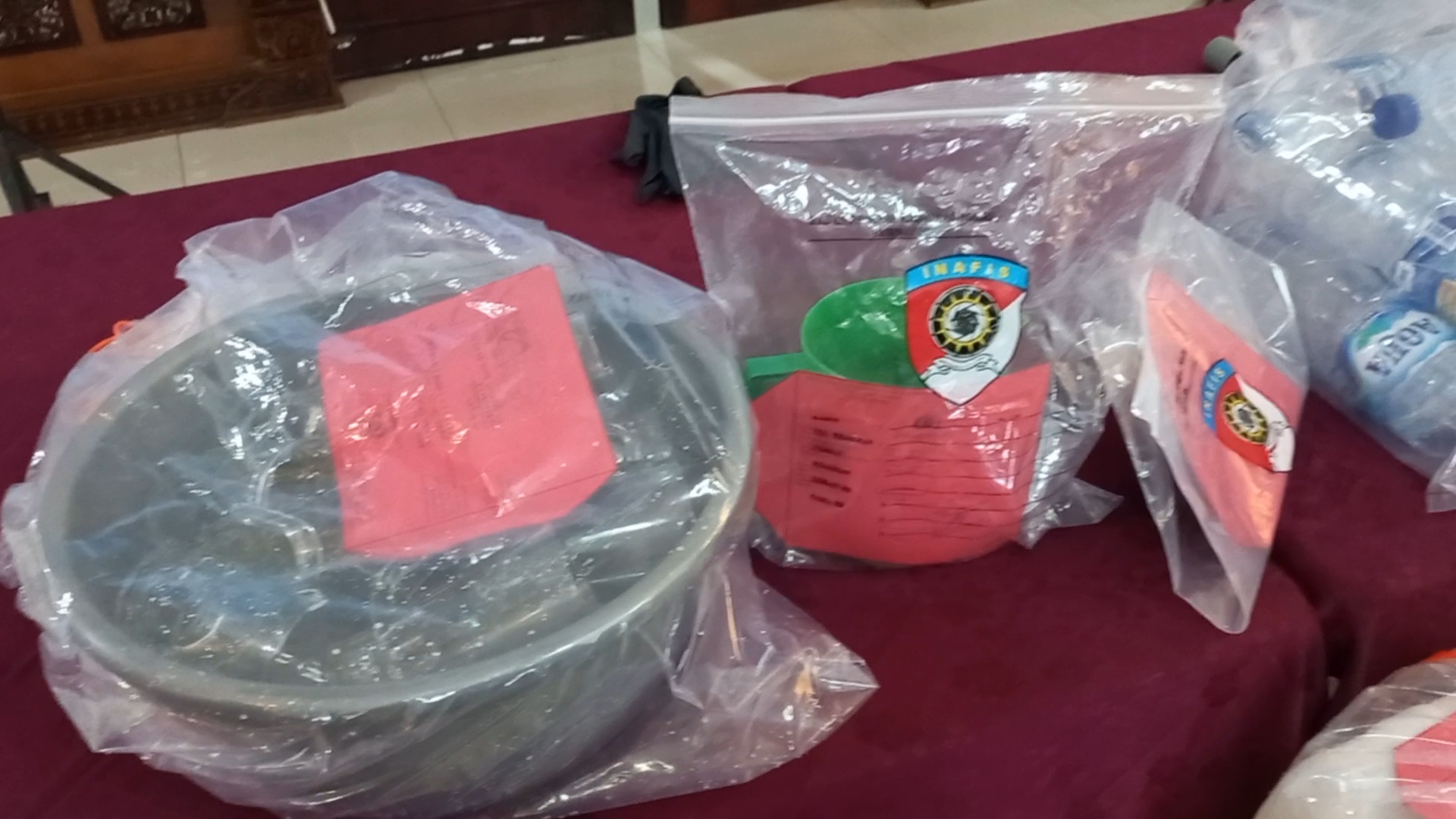 OPLOSAN: Sejumlah barang bukti untuk mengoplos miras atau gingseng maut ditampilkan dalam rilis pada Rabu (11/2). (FIKRI THOHARUDIN/RADAR PATI)