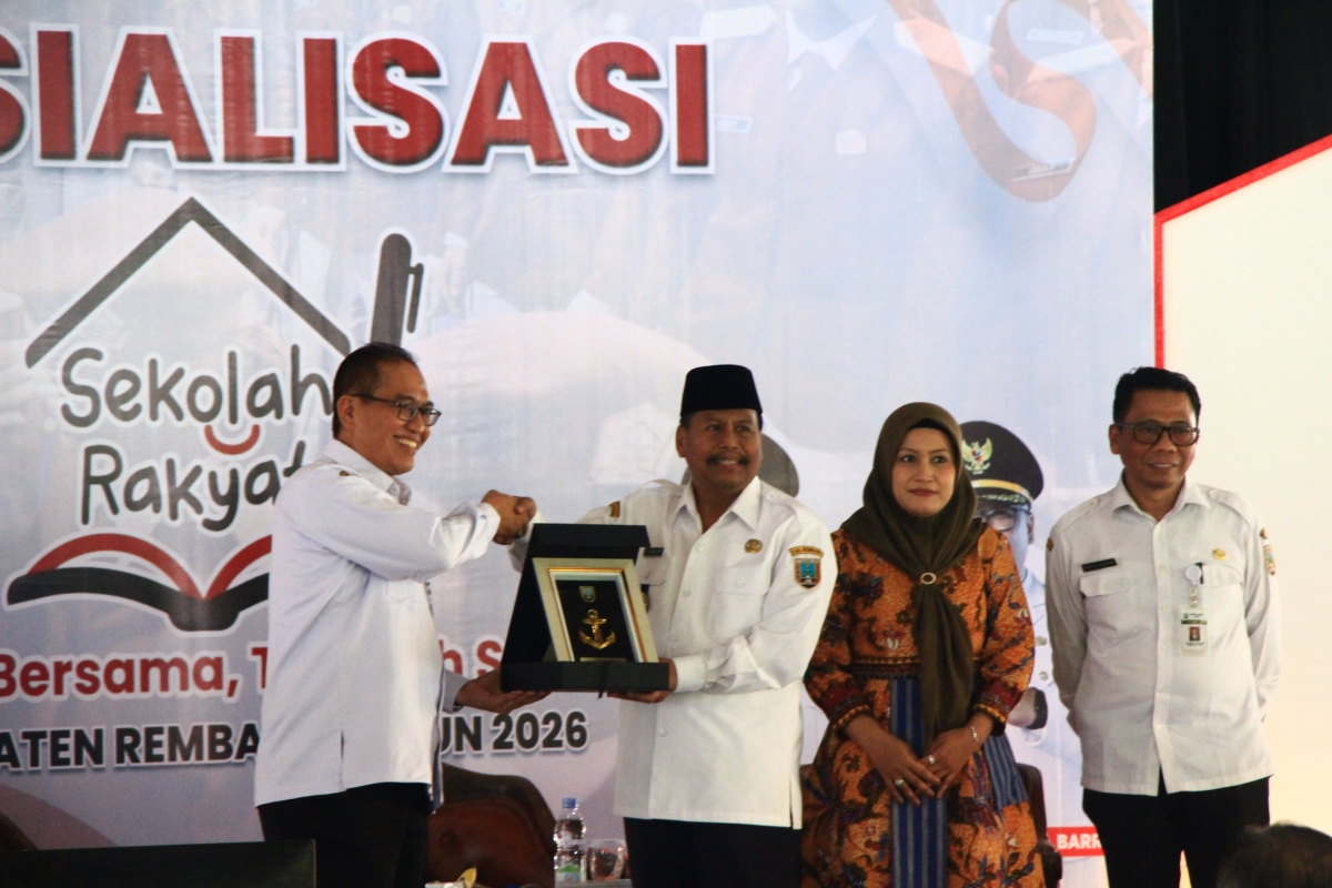 SUKSES: Bupati Rembang, Harno didampingi Anggota Komisi V Harmusa Oktaviani, Plt Kepala Dinsosppkb Rembang menyerahkan cinderamata Kepala Dinsos Provinsi. (WISNU AJI/RADAR PATI)