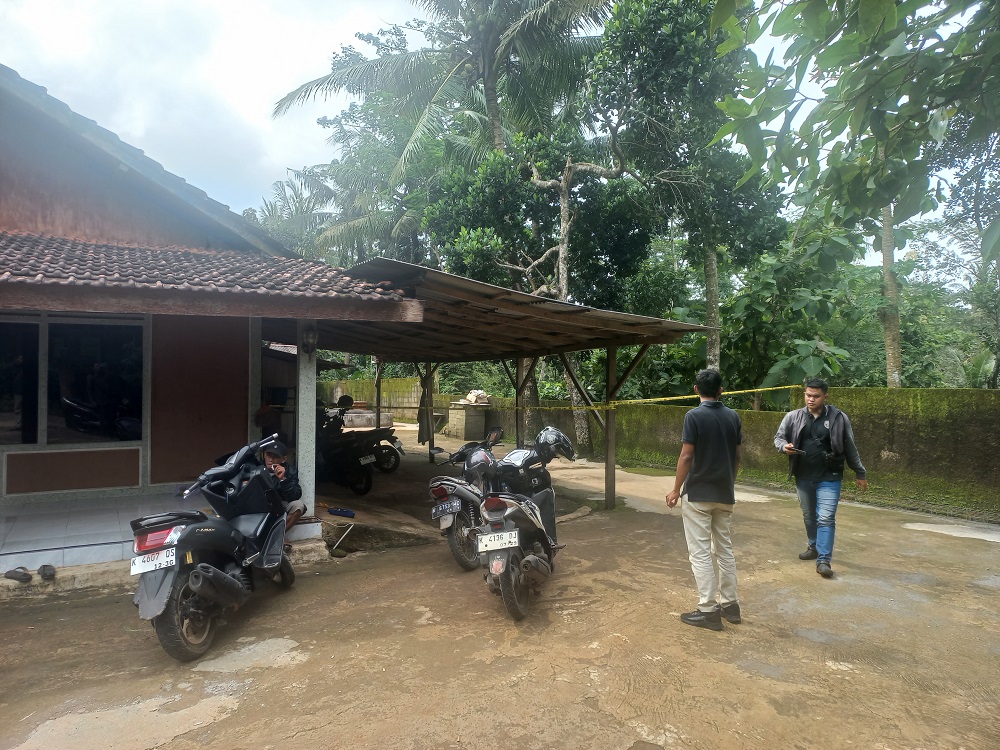SEPI: Suasana depan rumah Pongi yang tampak sederhana, tempat warung jualan minuman oplosan berada di bagian belakang beserta tempat karaoke. (FIKRI THOHARUDIN/RADAR PATI)