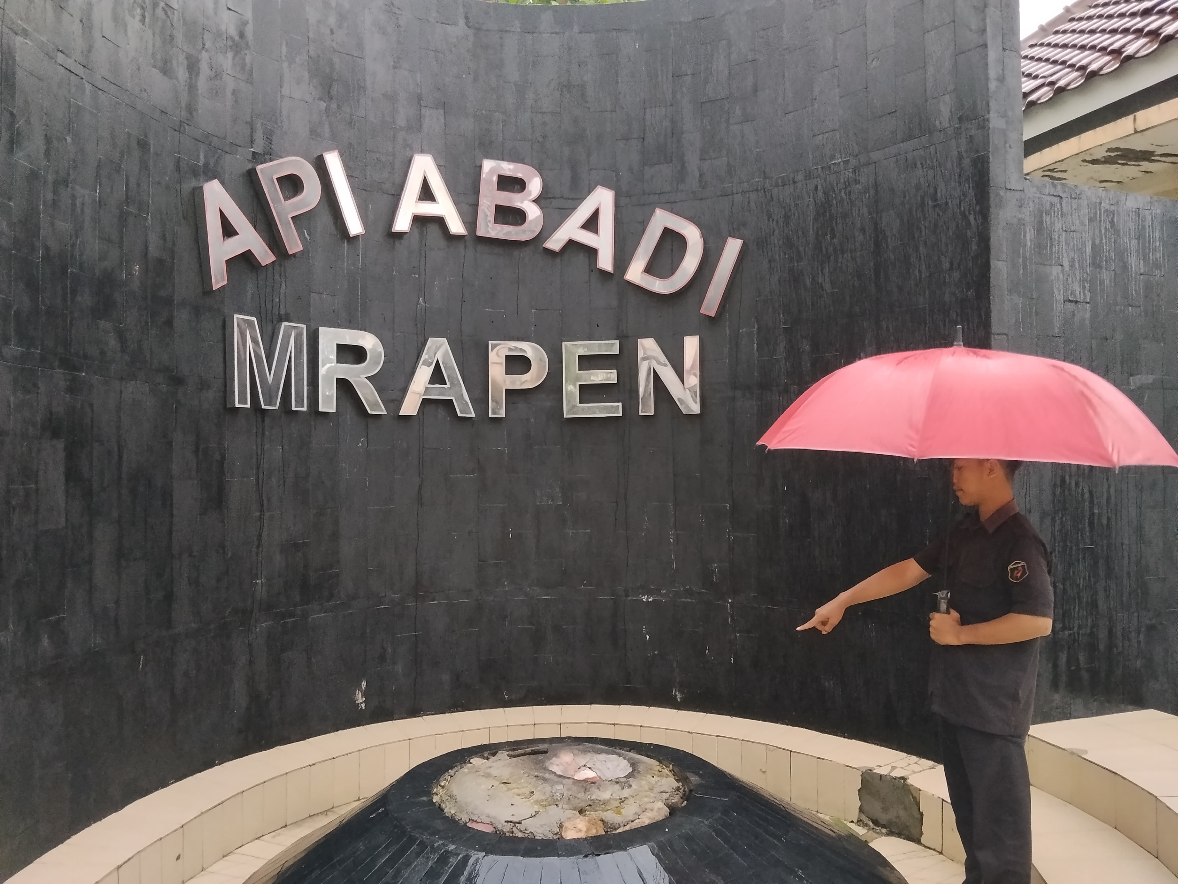 MENYALA: Api Abadi Mrapen di Desa Manggarmas Kecamatan Godong Kabupaten Grobogan saat kembali menyala.