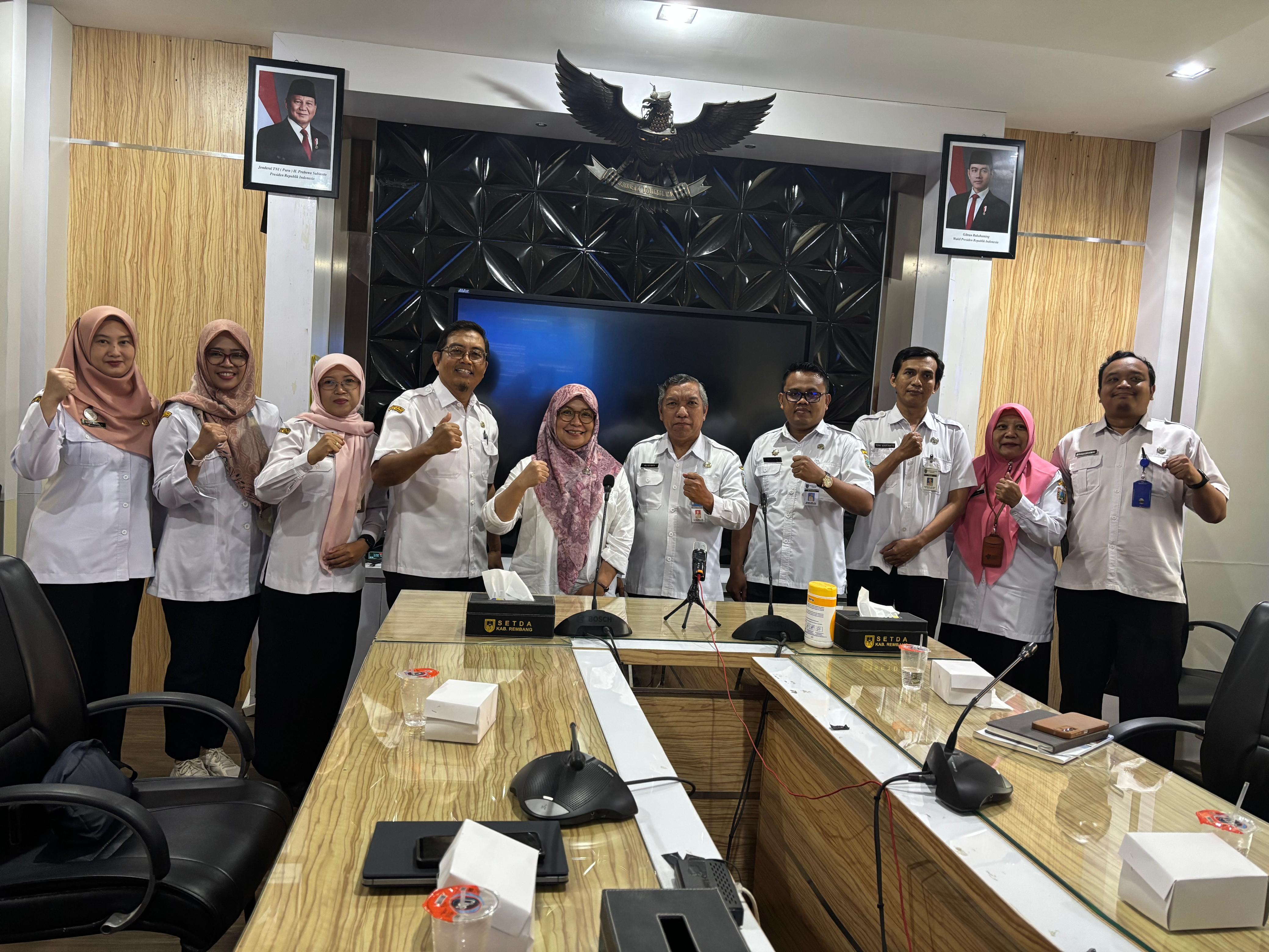 SOLID: Inspektur Kabupaten Rembang, Imung Tri Wijayanti bersama Kepala Dinkes Rembang, dr Ali Syofi&rsquo;i serta OPD lain kemarin. (PEMKAB RBG UNTUK RADAR PATI)