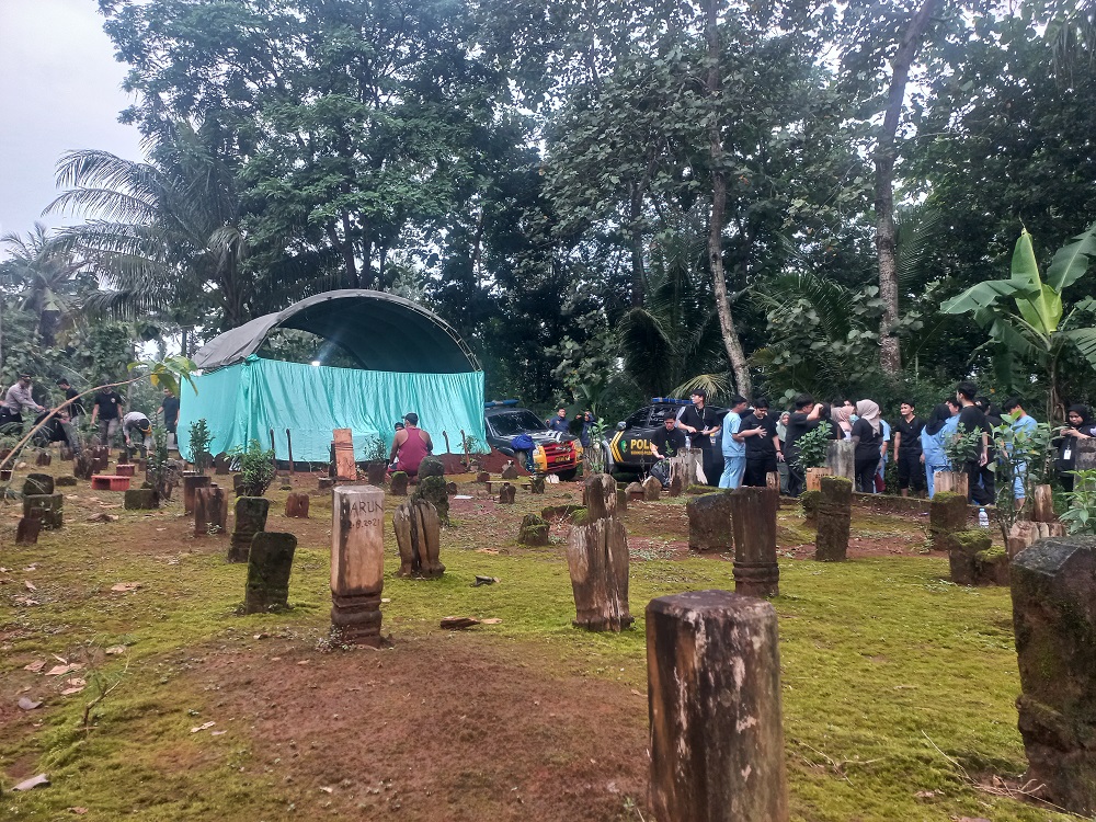 Polda Jateng membongkar makam korban miras oplosan di Jepara, Rabu (11/2). (FIKRI T/RADAR PATI)