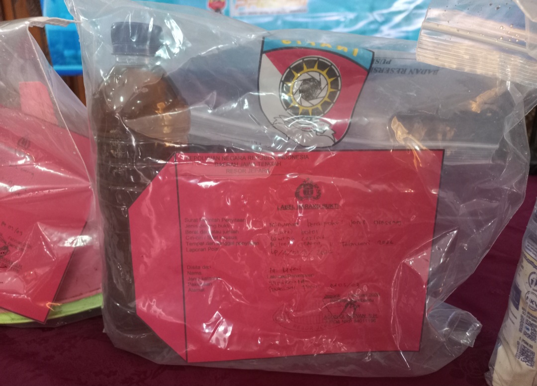 Barang bukti gingseng atau miras oplosan di Jepara yang bikin tewas. (FIKRI T/RADAR PATI)
