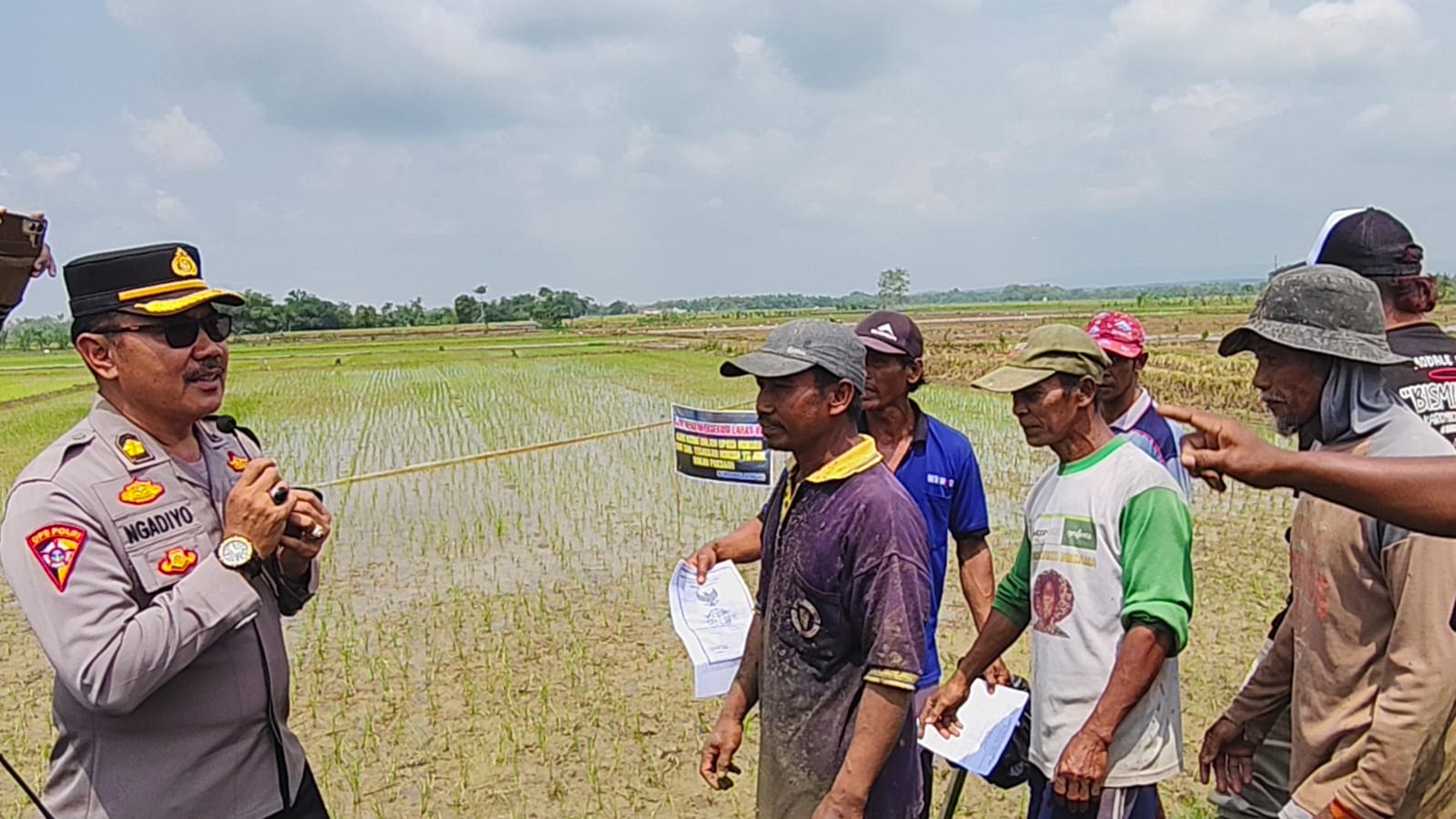 EKSEKUSI: Petugas PN Purwodadi melakukan eksekusi tanah sawah milik warga Desa Kalanglundo, Kecamatan Ngaringan dengan dikawal puluhan aparat Polres Grobogan, Kamis (12/2). (SIROJUL MUNIR/RADAR PATI)