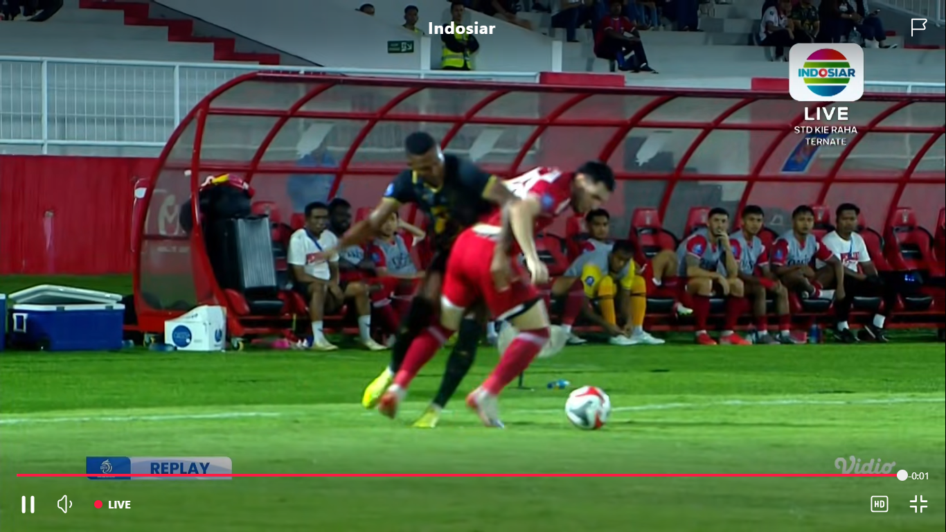 Pemain Persijap Jepara berduel dengan pemain Malut United.