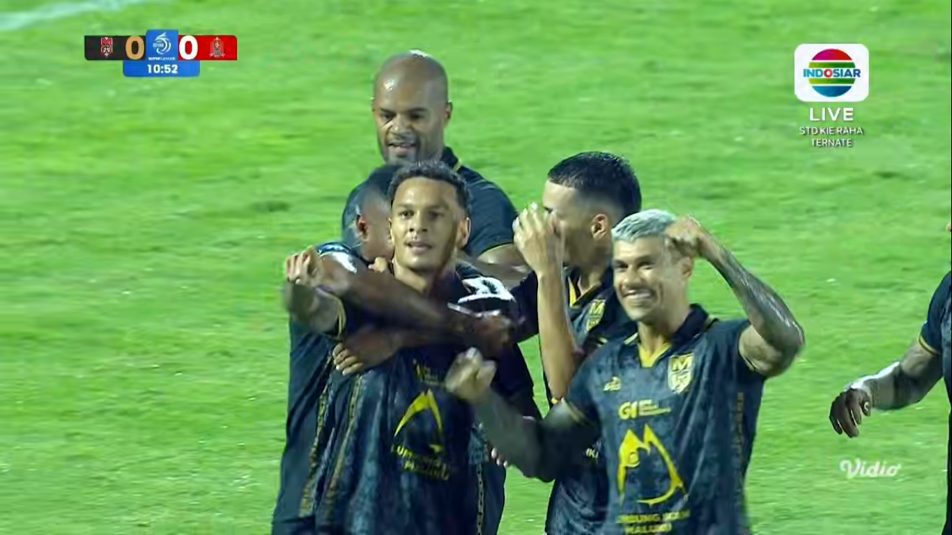 Pemain Malut United Igor Innocencio mencetak gol ke gawang Persijap Jepara. Lalu merayakannya dengan rekan-rekannya.