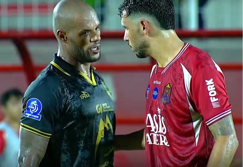 David da Silva memberikan salaman usai pertandingan berakhir kepada pemain Persijap Jepara.