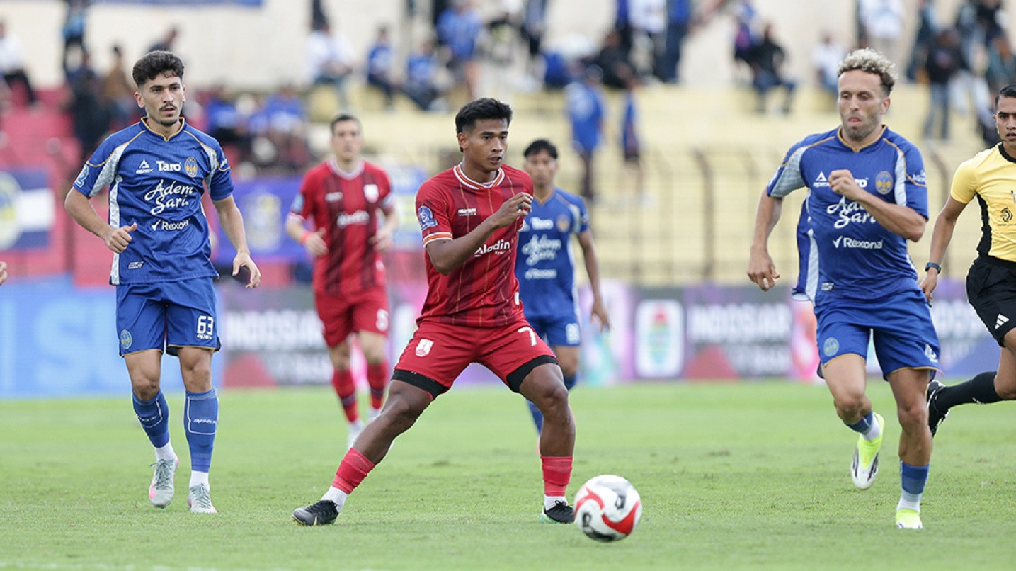Pemain Persis Solo memawa bola saat menjalani laga liga Super. (Jawa Pos)