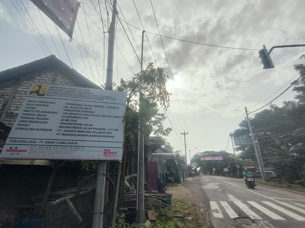 SIAP DIBANGUN: Papan proyek penataan jalan Clangapan-Pamotan telah terpasang sebagai persiapan pengecoran tahun ini. (WISNU AJI/RADAR PATI)