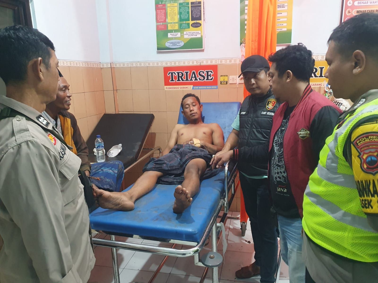 DIRAWAT: Korban pembegalan di Jalan Kalipang mendapat penanganan medis di puskesmas.