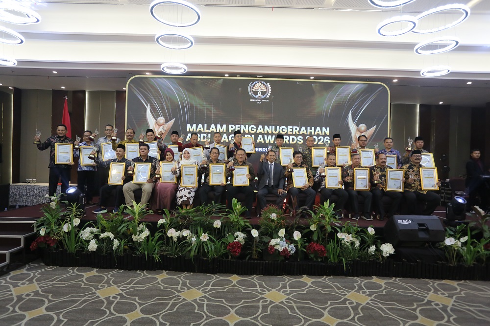 MENGINSPIRASI: Seluruh penerima penghargaan Abdi Nagari Award 2026 berfoto bersama di Hotel @home Kudus, Jumat (13/2).