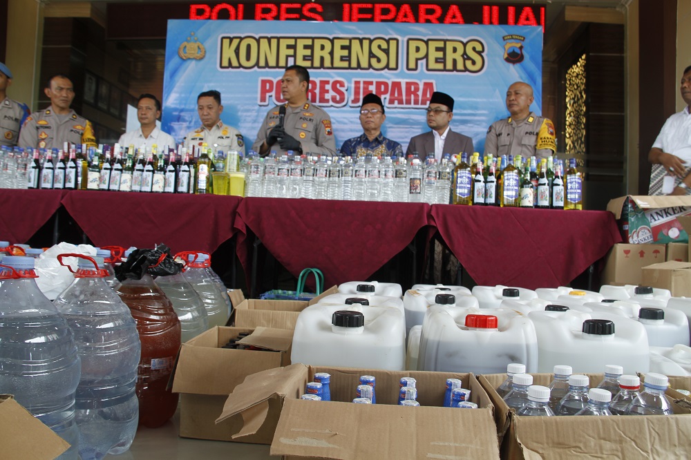 BARANG BUKTI: Ribuan botol miras pabrikan dan oplosan diperlihatkan saat konferensi pers, Jumat (13/2). (FIKRI THOHARUDIN/RADAR PATI)