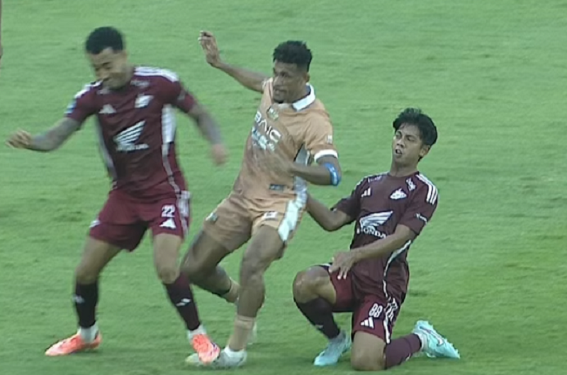 Ricky Kambuaya dilanggar Victor Luis.