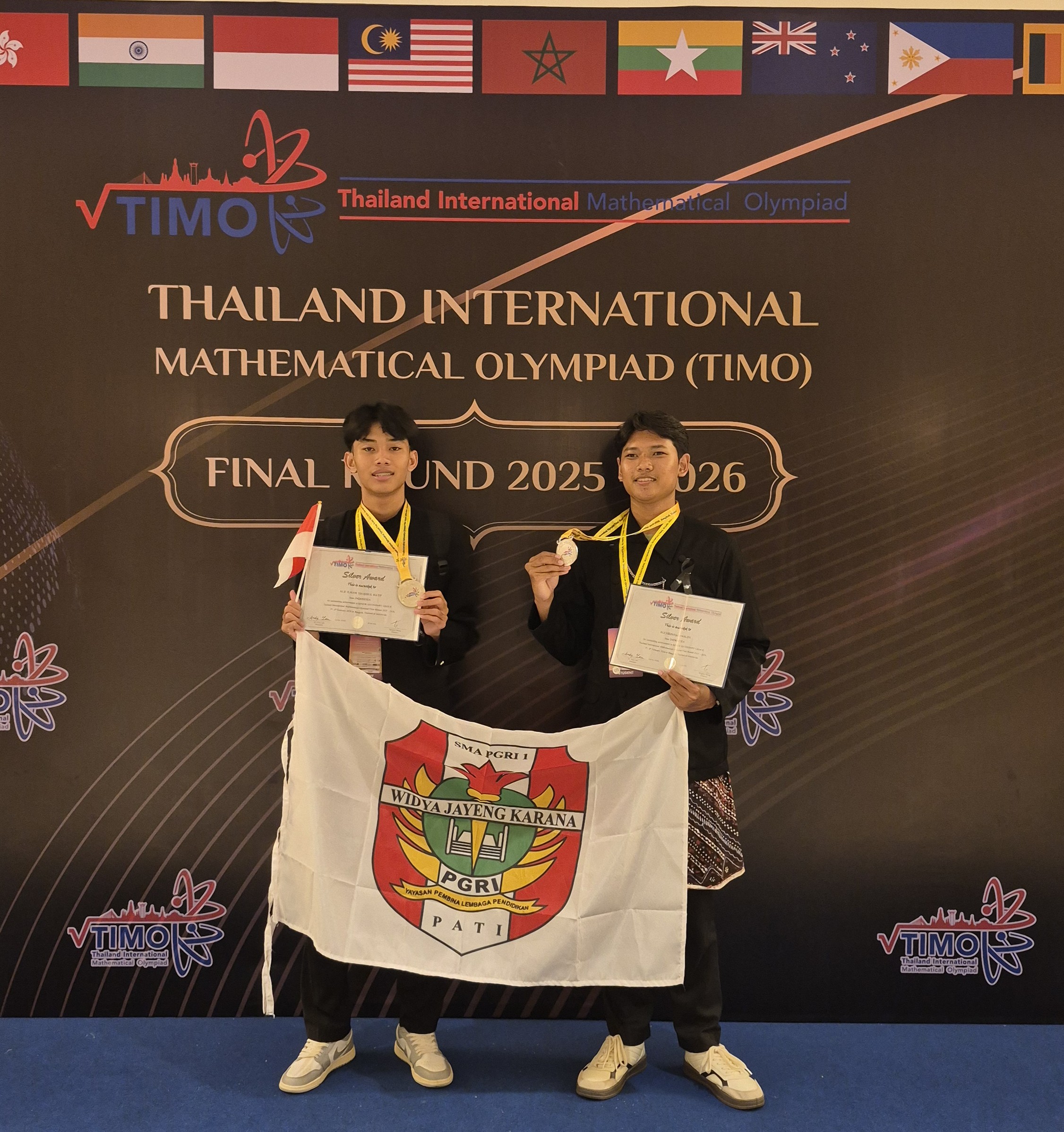 Prestasi membanggakan diraih oleh dua siswa SMA PGRI 1 Pati dalam ajang olimpiade matematika internasional di Thailand. (DOK SMA PGRI 1 PATI)